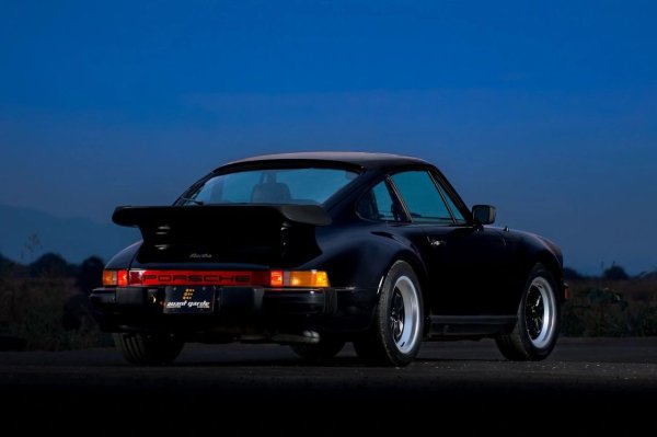 Това е един от най-странните автомобили на Бил Гейтс. Не заради самия модел, тъй като Porsche 911 е класика сред богатите хора, независимо дали са прочути или не. Още по-странното е, че става дума за една от най-легендарните серии на германския модел, 930.

Превозно средство, което вече може да се счита за класика, или поне за младото поколение, с малките си черни джанти, оранжевите мигачи и черната си "патешка опашка". Това е любима кола на много запалени по автомобилите фенове. А че и Бил Гейтс я притежава, със сигурност привлича вниманието.
